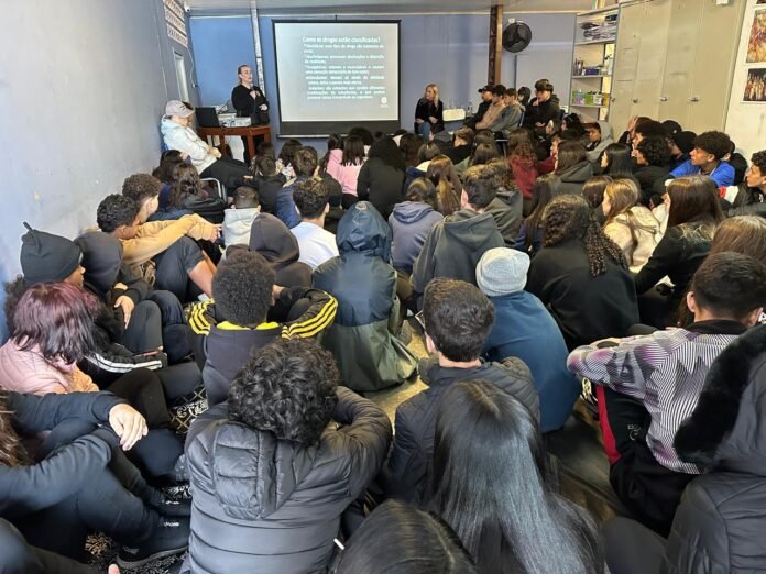 PCPR ministra palestra sobre combate às drogas para 560 estudantes de escola estadual