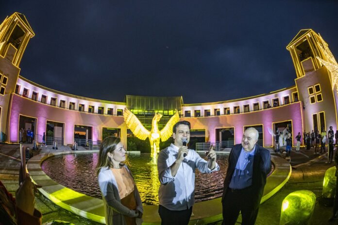 Em noite emocionante, maior escultura em bronze de Curitiba é inaugurada no Parque Tanguá