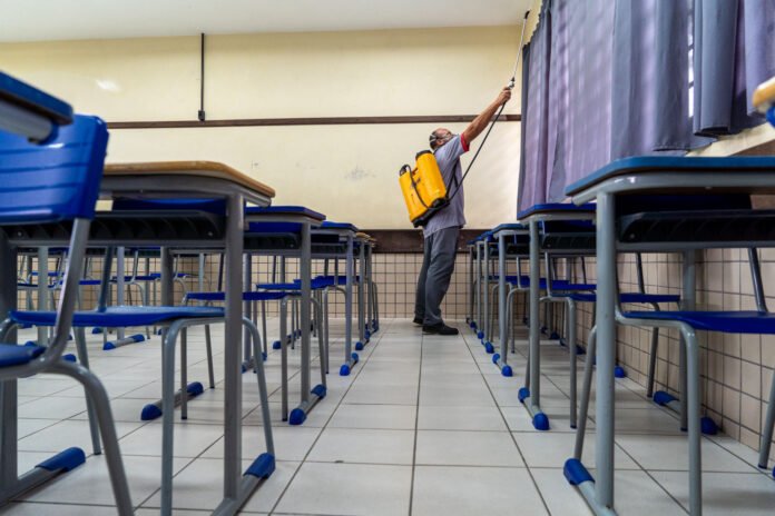 Limpeza, roçada e pintura: escolas estaduais se preparam para volta às aulas