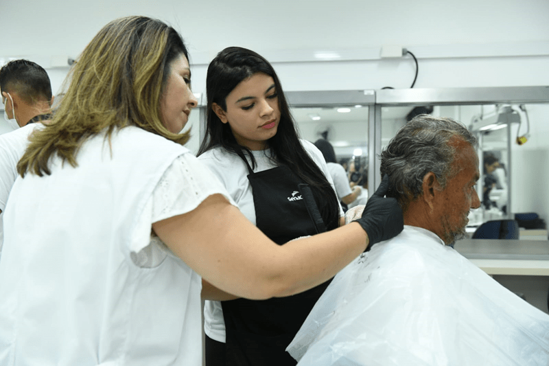 Alunos do curso de barbearia da Prefeitura aprendem profissão e ensinam solidariedade