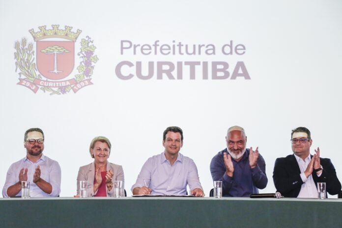 Prefeito anuncia medidas para modernizar feiras e facilitar regularização de feirantes em Curitiba